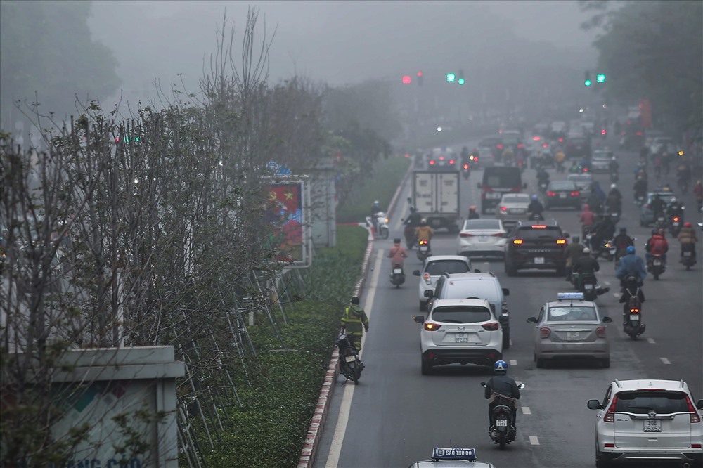 Khu vực đường Trần Duy Hưng gần như bị mất tầm nhìn hoàn toàn.