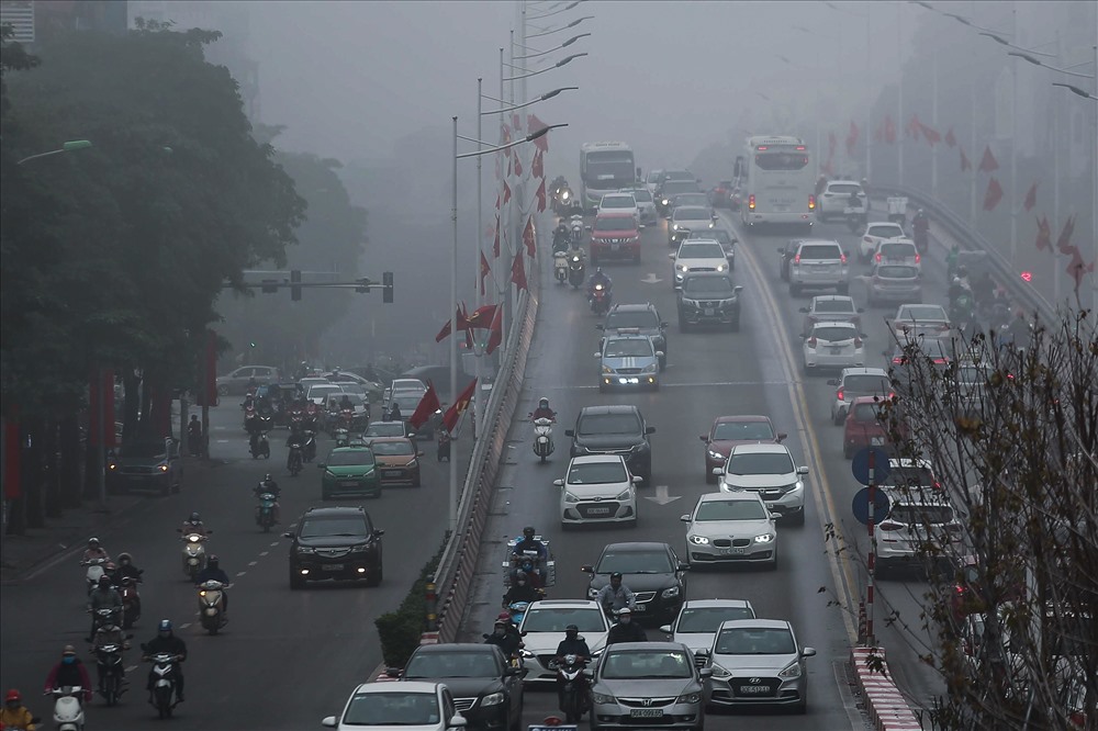 Theo ghi nhận của phóng viên Báo Lao Động, hầu hết các quận, huyện trên địa bàn Hà Nội đều bị ảnh hưởng bởi sương mù dày đặc.