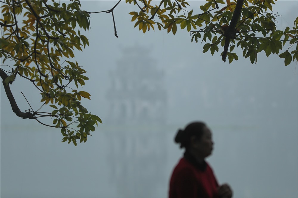 Khu vực Hồ Hoàn Kiếm sương mù khiến tầm nhìn bị hạn chế.