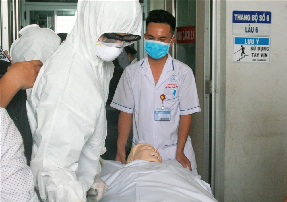 Tình huống bệnh nhân được đưa vào phòng cách ly - vị trí biệt lập tại bệnh viện. Ảnh: Minh Thảo