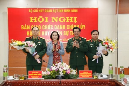 Bí thư Tỉnh ủy Ninh Bình và lãnh đạo Quân khu 3 chúc mừng Đại tá Đinh Công Lưu và Đại tá Nguyễn Công Hoan. Ảnh VGP