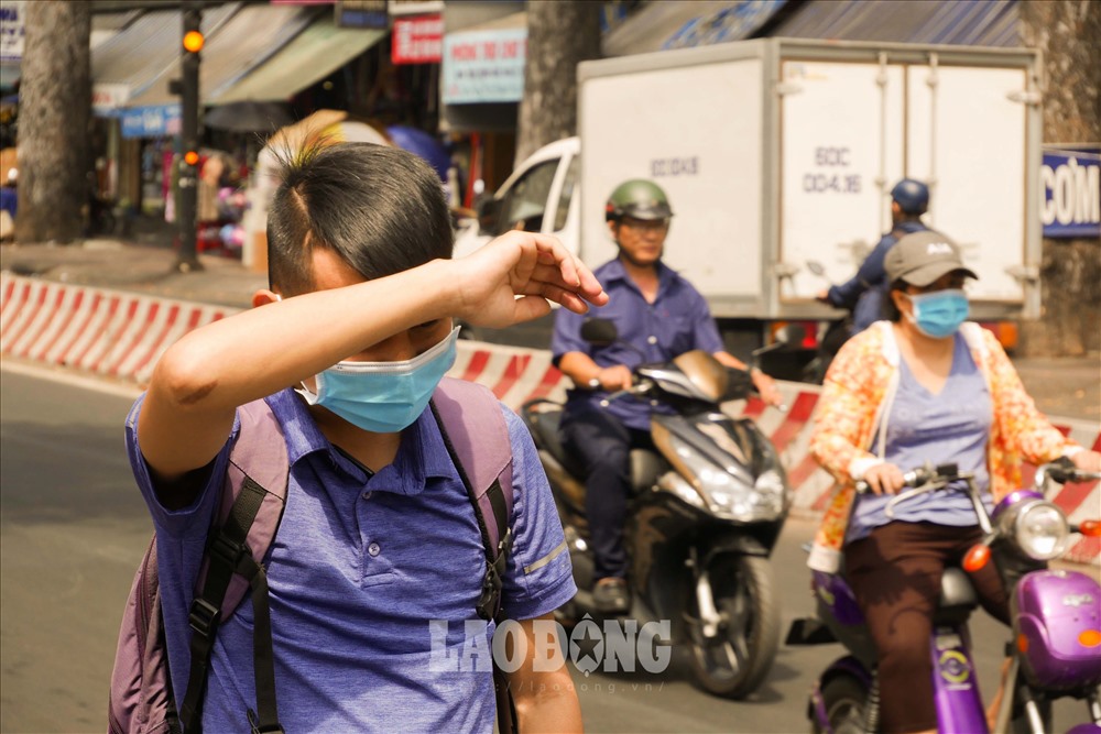 Lượng tia UV cao nhất ở mức 8 lúc giữa trưa. Ảnh: Phan Anh