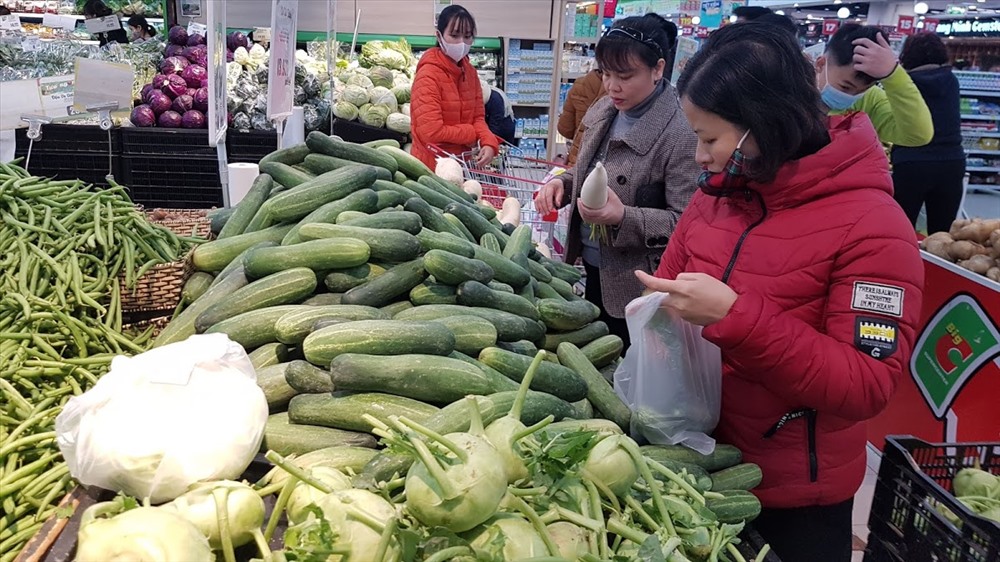 Lượng rau quả tại các siêu thị dồi dào, nhưng rau ăn lá ít hơn do ảnh hưởng của mưa đá và mưa lớn 2 tuần trước. Ảnh: Kh.V