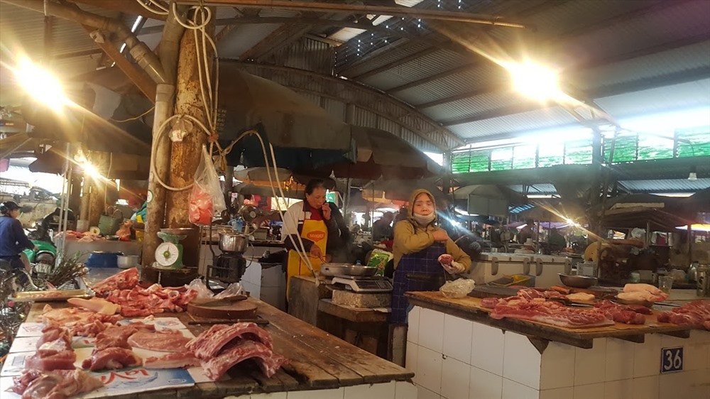 Đến 11 giờ trưa 6.2.2020, lượng thực phẩm tại chợ Đồng Xa (Cầu Giấy, Hà Nội) vẫn còn rất nhiều. Ảnh: Kh.V