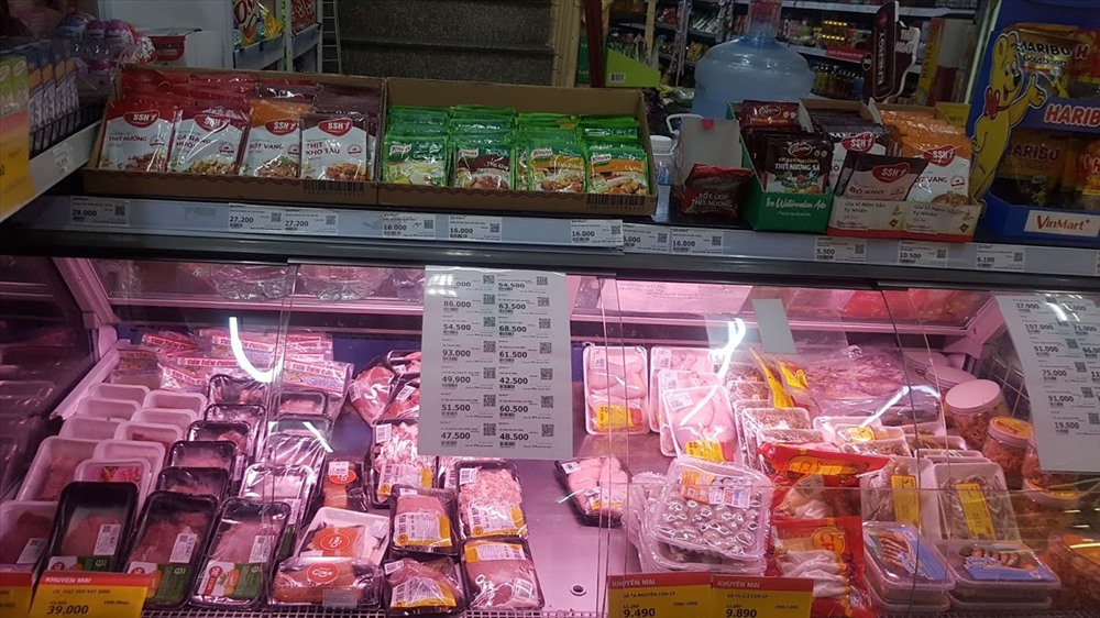 11 giờ 30 phút trưa 6.2.2020, siêu thị Vinmart trên phố Doãn Kế Thiện (Cầu Giấy, Hà Nội) vẫn còn nhiều thực phẩm chưa bán. Ảnh: Kh.V
