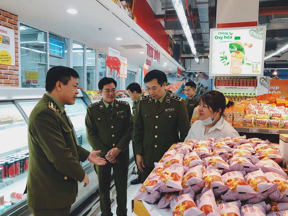 Ông Hoàng Ánh Dương cùng đoàn công tác kiểm tra công tác bán hàng tại một số siêu thị, nhà thuốc.