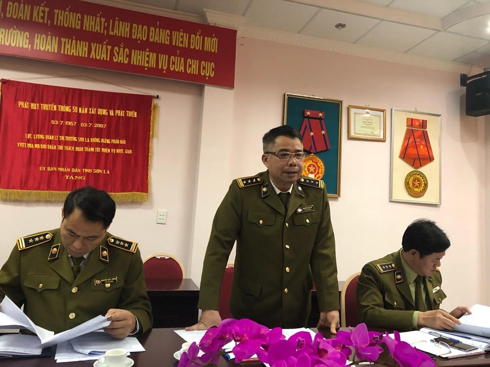 Ông Hà báo cáo lãnh đạo tổng cục về công tác phòng chống dịch Corona.