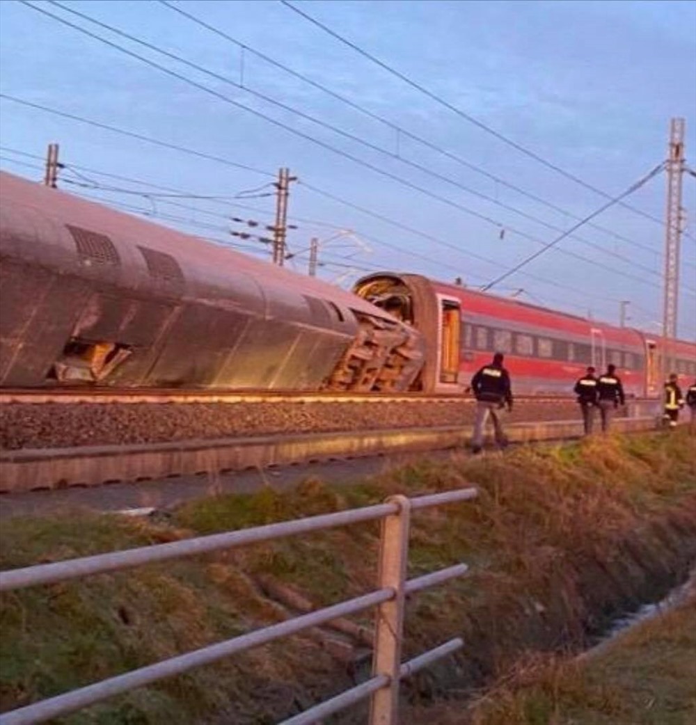 Hình ảnh hiện trường vụ tai nạn tàu cao tốc ở Italia sớm ngày 6.2. Ảnh: Reuters