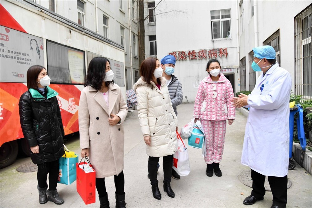 5 nhân viên y tế xuất viện hôm 5.2. Ảnh: China Daily
