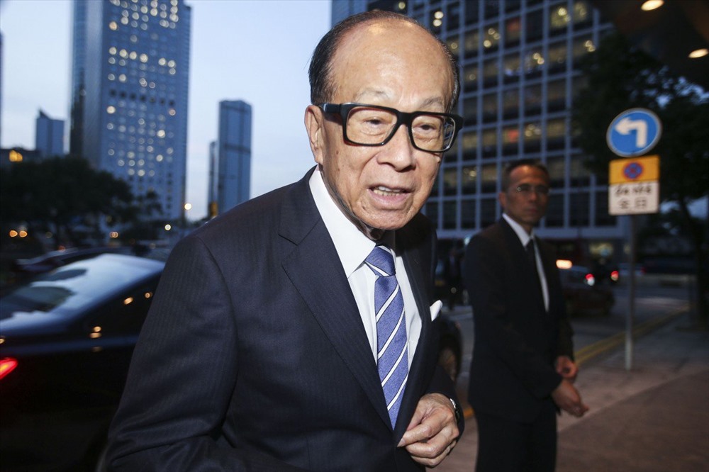 Li Ka-shing là một trong những doanh nhân có nhiều ảnh hưởng nhất tại châu Á. Ông là người giàu nhất Hong Kong trên bảng xếp hạng của Forbes từ 2008 đến 2019. Tháng 5.2018, ông rời vị trí chủ tịch của CK Hutchison và CK Asset Holdings, nhường lại đế chế kinh doanh cho con trai cả Victor Li.  Ảnh: SCMP