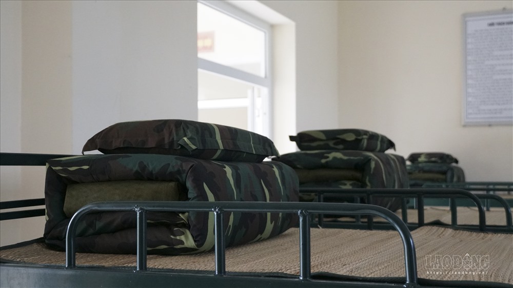 Tại nơi nghỉ, hàng trăm chiếc giường tầng đã được chuẩn bị, chăn, chiếu được chuẩn bị, gấp vuông vức.