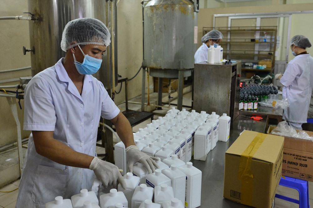Dự kiến cuối tuần này, tại đây sẽ sản xuất khoảng 50.0000 chai để phát miễn phí cho người dân sử dụng để phòng chống virus Corona.
