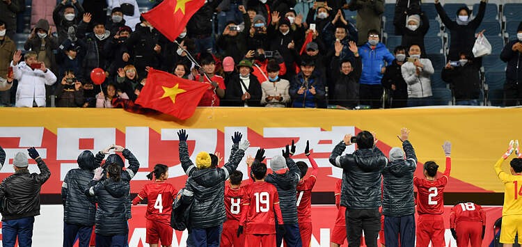 Đội tuyển nữ Việt Nam cảm ơn khán giả sau trận đấu. Ảnh: VFF