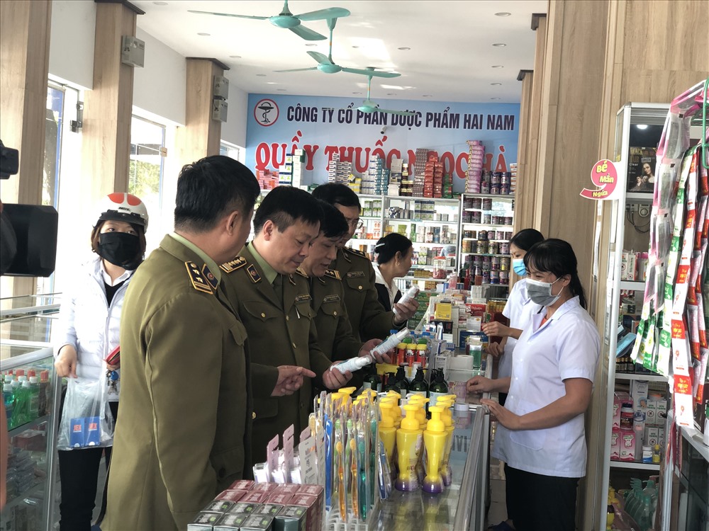 Ngay sau cuộc họp, đoàn công tác của Tổng cục QLTT đã đi khảo sát một số nhà thuốc trên địa bàn tỉnh Điện Biên.
