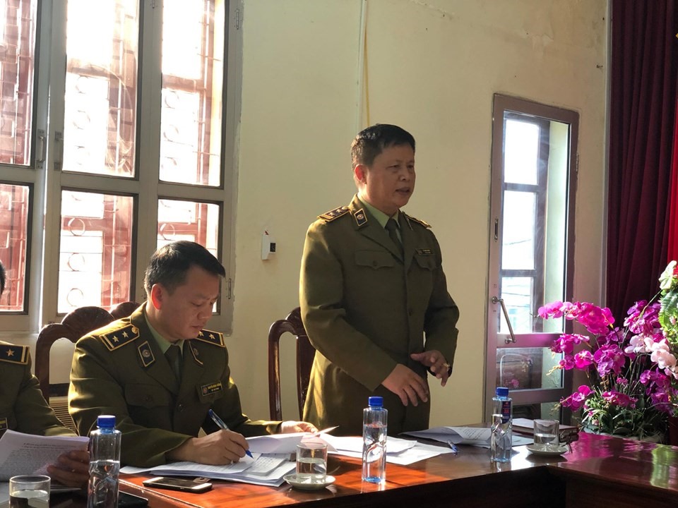 Ông Lò Văn Minh báo cáo tại cuộc họp.