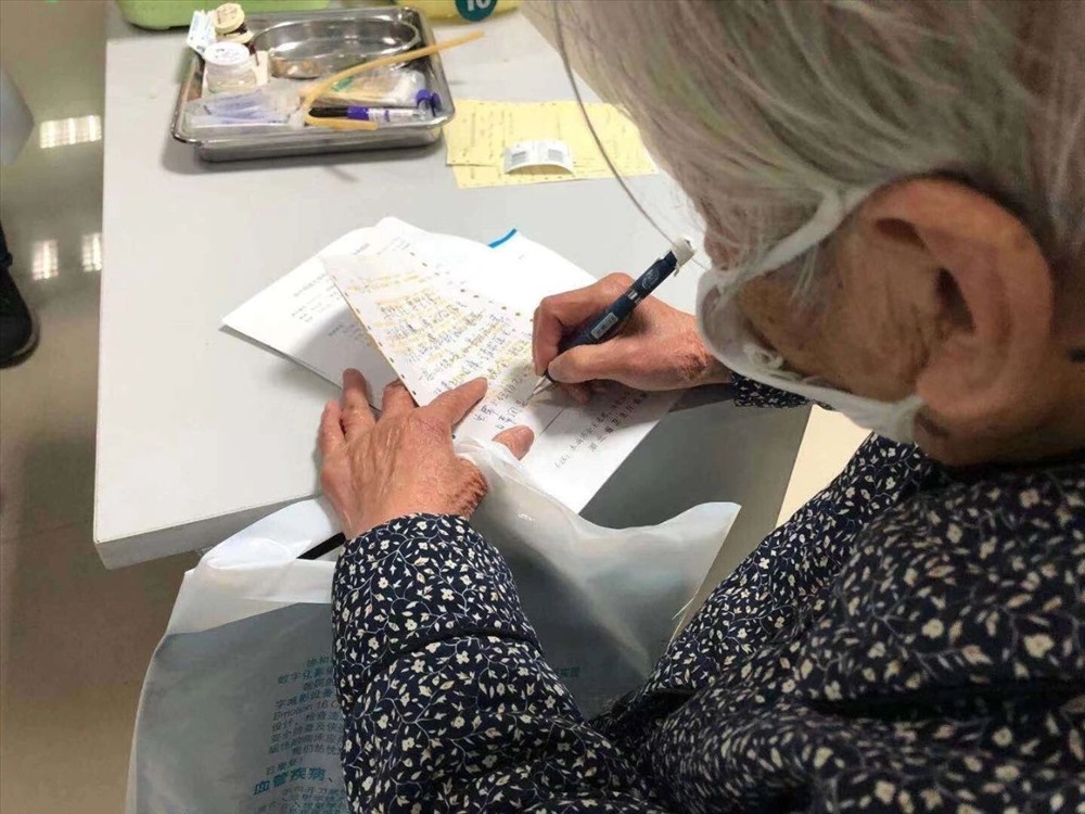 Cụ bà 90 tuổi viết thư động viên con trai nhiễm virus Corona đang trong khu cách ly. Ảnh: CGTN.