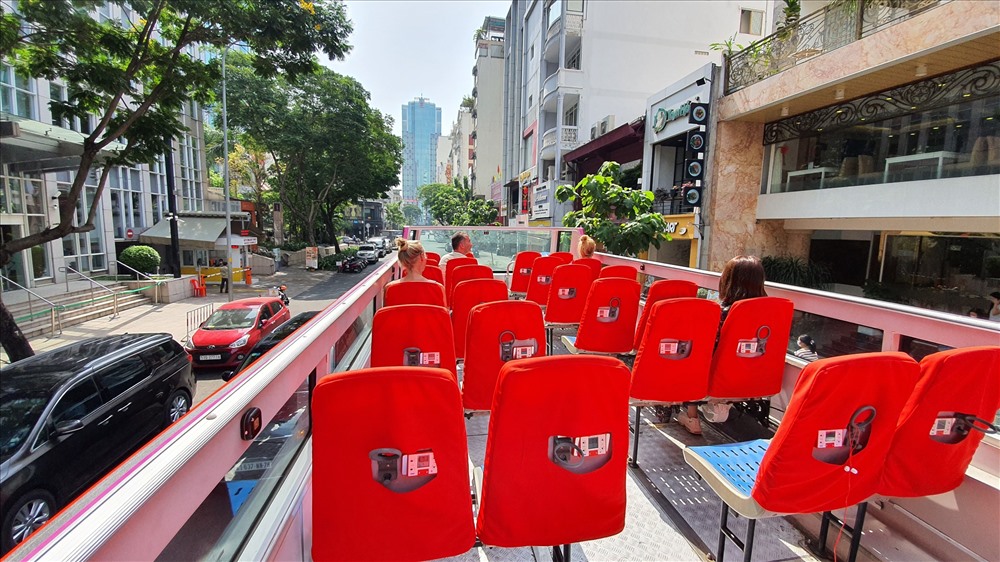 Xe buýt mui trần đưa du khách qua nhiều địa điểm nổi tiếng ở TPHCM.
