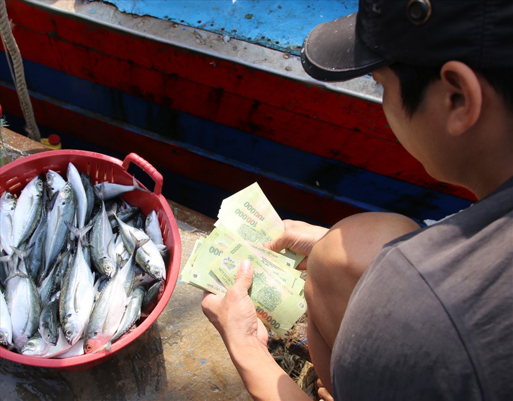Riêng chuyến đi biển ngày đầu năm, mỗi ngư dân trên chiếc tàu đến từ Quảng Ngãi nhận được 5 triệu đồng tiền công.
