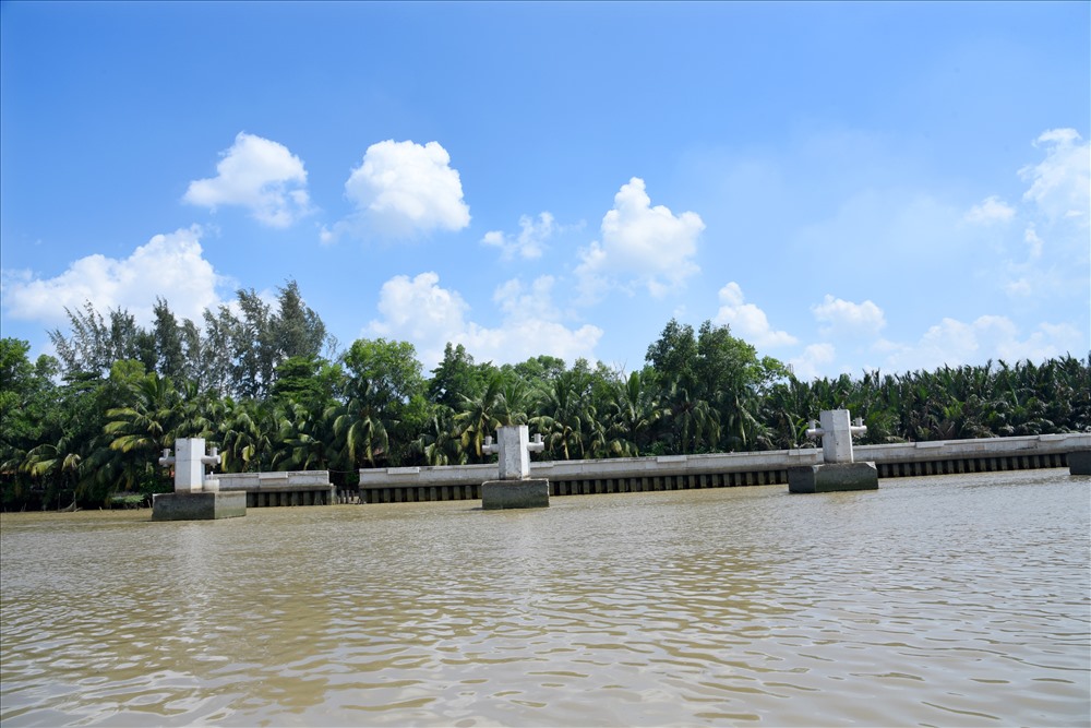 Theo đơn vị thị công, hiện cống Phú Xuân đang được thi công kè - mang cống, bến neo đậu tàu số 1 và 2, nạo vét lòng sông, thả rọ đá gia cố.