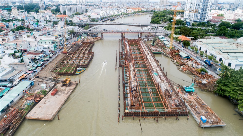 Công trình cống Tân Thuận (quận 4 và quận 7) sẽ ngăn triều từ sông Sài Gòn vào kênh Tẻ, kênh Đôi, Tàu Hủ - Bến Nghé, chống ngập cho người dân ở các quận 7, 4, 8. Cống Tân Thuận thi công đạt hơn 60%.