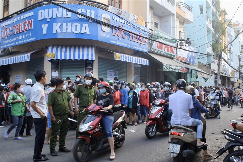 Sau nhiều ngày hết hàng, sáng 8.2 một cửa hàng thuốc và dụng cụ y tế tại khu vực đường Nguyễn Giản Thanh (quận 10 - TPHCM) nhiều người dân TPHCM đã xếp hàng dài đông đúc từ sáng sớm