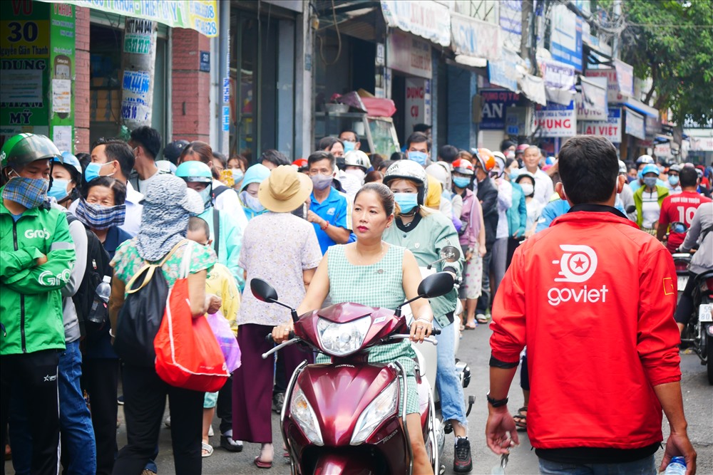 Do lượng người đến mua quá đông xếp hàng dài từ đầu đến cuối hẻm, dẫn đến tình trạng giao thông qua đây khó khăn.