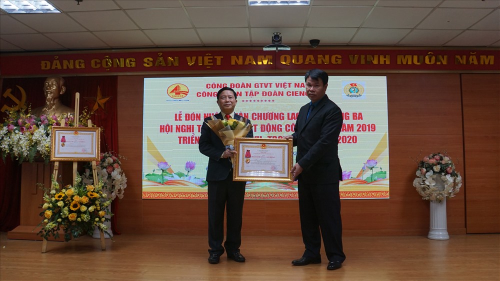 Đồng chí Đỗ Nga Việt, Chủ tịch Công đoàn Giao thông vận tải Việt Nam trao Huân chương Lao động Hạng Ba cho cá nhân Chủ tịch Công đoàn Tập đoàn Cienco4 Phan Đức Hữu.