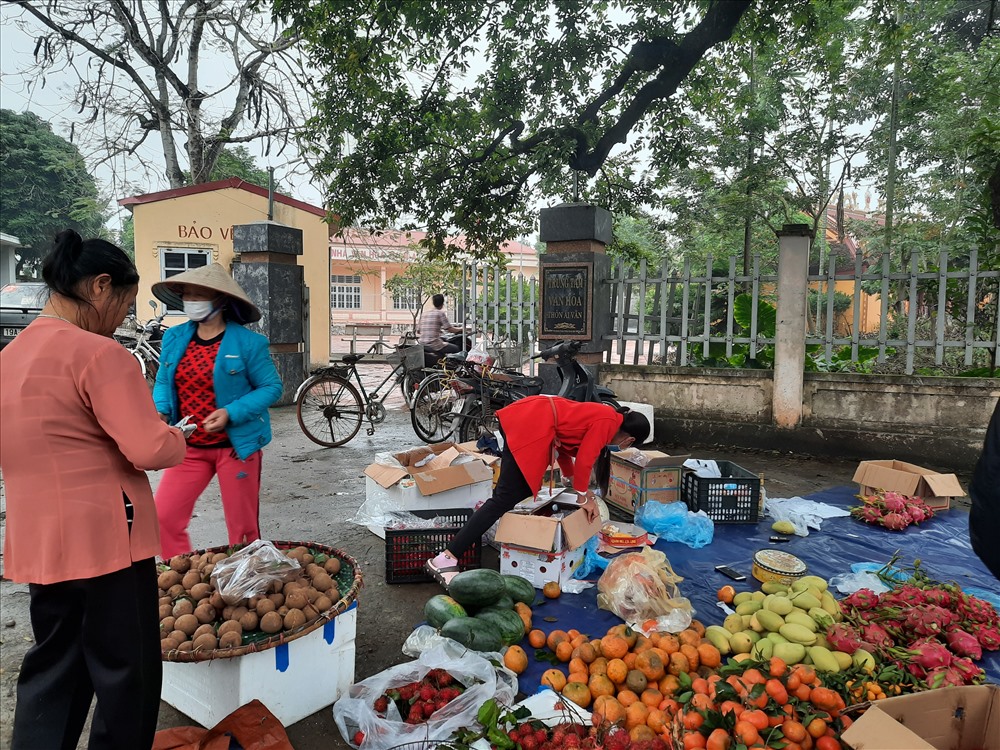 Một cửa hàng bán hoa quả tại thôn Ái Văn, xã Sơn Lôi, huyện Bình Xuyên. Nhiều người vẫn ra cửa hàng để mua hoa quả, tăng cường sức đề kháng cho bản thân.