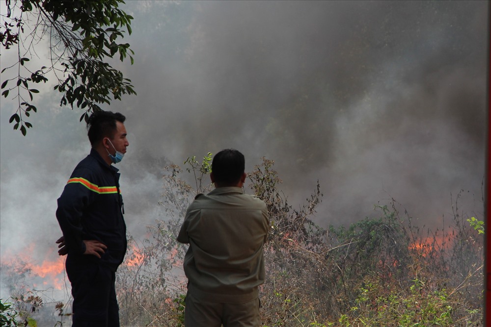 Các vụ hỏa hoạn ảnh hưởng môi trường sống của người dân xung quanh. Ảnh: Đình Trọng