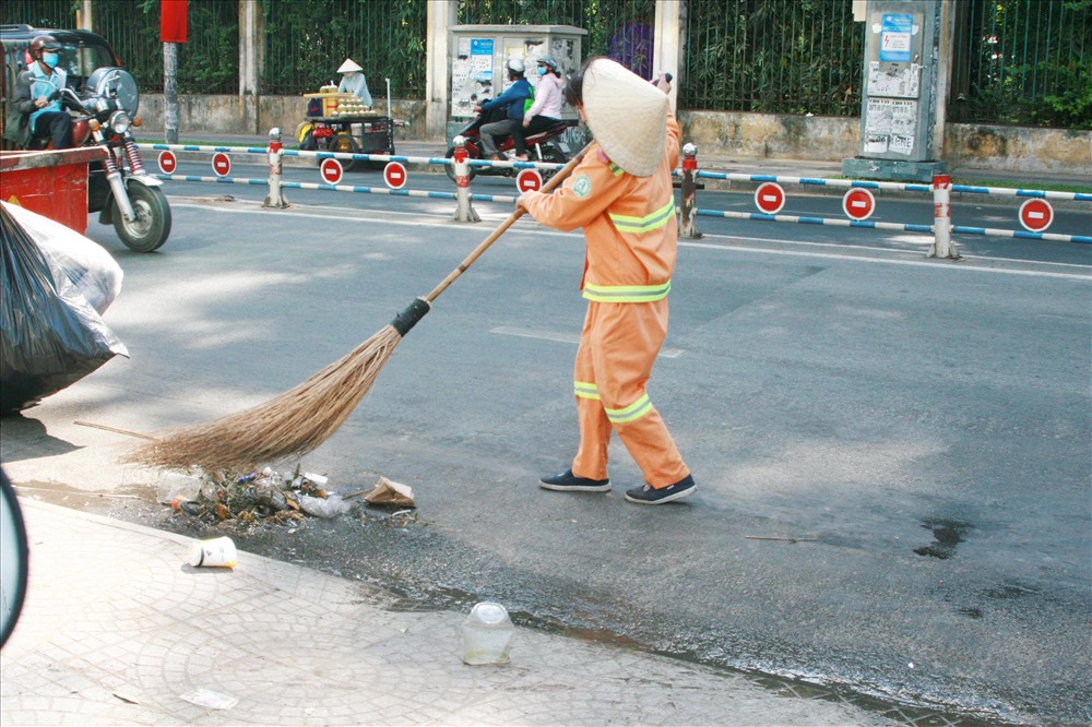 Những ngày vừa qua, nhân viên vệ sinh môi trường phải làm việc vất vả hơn để thu gom rác thải sinh hoạt, trong đó có khẩu trang y tế. Ảnh: M.T
