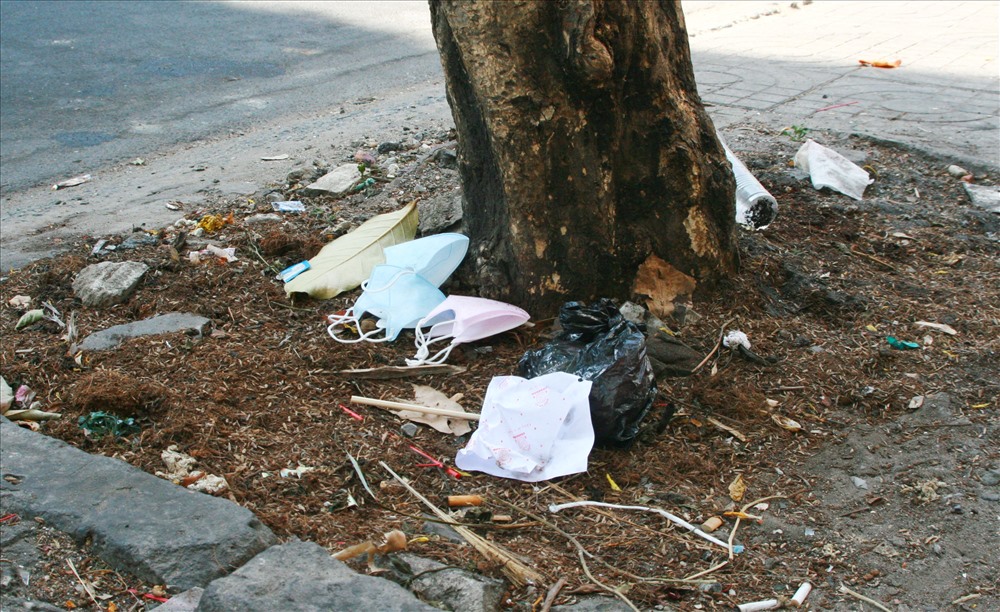 Khẩu trang y tế với rác thải sinh hoạt nằm la liệt trên đường Nguyễn Đình Chiểu (quận 3).  Ảnh: M.T