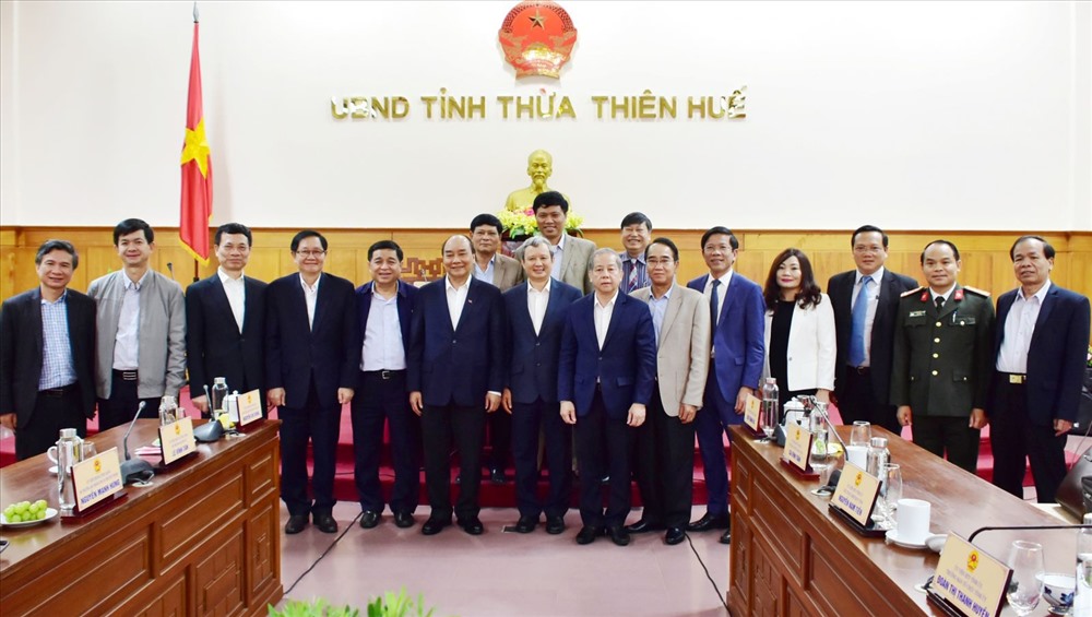 Thủ tướng, các Bộ trưởng chụp hình lưu niệm cùng lãnh đạo tỉnh Thừa Thiên - Huế. Ảnh: CTTĐT.