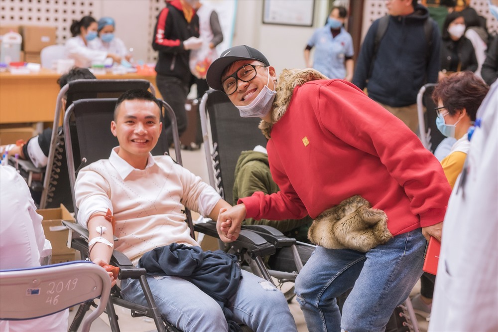 Tuấn Hưng vui vẻ tham gia hiến máu tại Hà Nội.