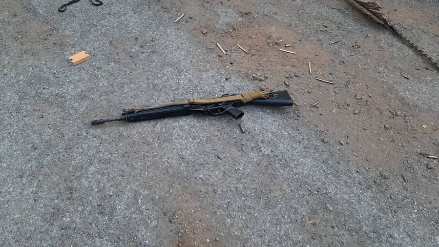 Một khẩu súng trường kẻ tấn công sử dụng trong vụ xả súng ở Nakhon Ratchasima, Thái Lan ngày 8.2. Ảnh: THX.