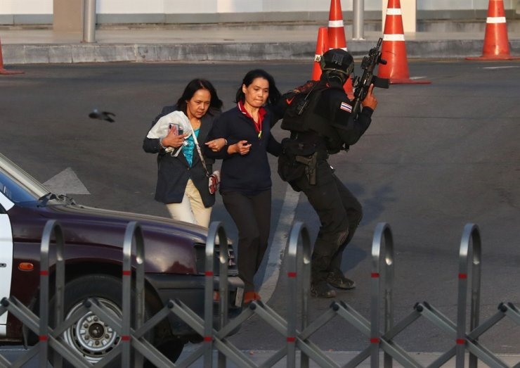 Một vài hình ảnh tại hiện trường vụ xả súng sáng 9.2. Ảnh: Reuters, AP, Khaosod.