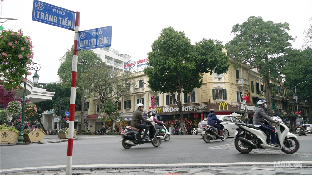 Khu vực đoạn giao cắt giữa đường Hàng Khay, Tràng Tiền và Đinh Tiên Hoàng (Tràng Tiền Plaza) hôm nay người dân đi lại bình thường, không còn cảnh người dân tập giữa lòng đường để xem các tiết mục văn hóa.