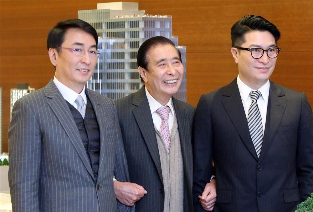 5 năm sau, ông cùng hai doanh nhân là Kwok Tak Seng và Fung King Hey thành lập Sun Hung Kai Properties, hiện vẫn là nhà phát triển bất động sản lớn nhất Hong Kong. Ông rời công ty này vào năm 1973 để lập Henderson Land. Ảnh: Forbes