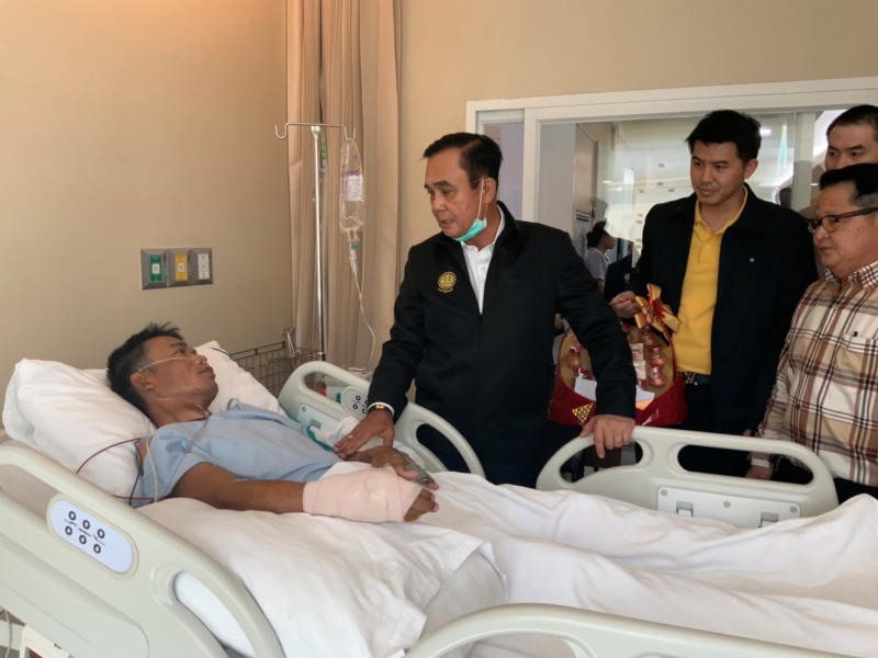 Thủ tướng Prayut Chan-ocha thăm các nạn nhân trong vụ xả súng. Ảnh: Reuters.