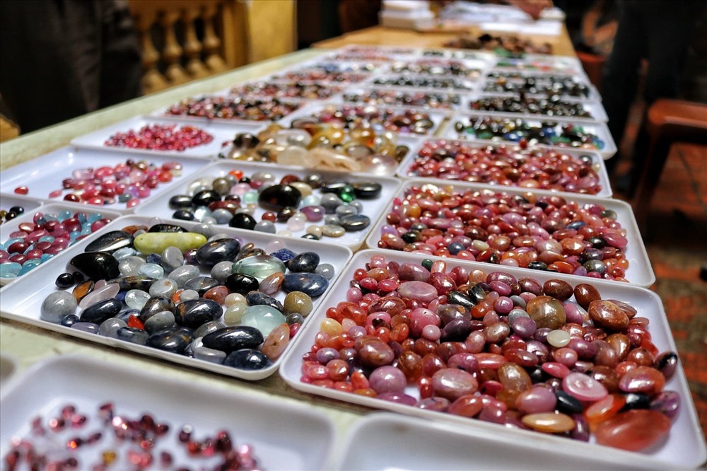 Các loại đá được bày bán tại phiên chợ rất đa dạng, từ đá quý cả trăm triệu đồng đến đá trang trí vài chục nghìn đồng.