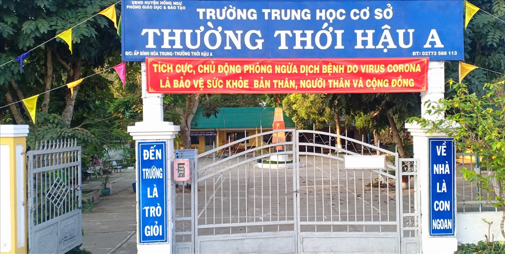 Khẩu hiệu ứng phó dịch bệnh được truyền thông ngay vị trí đắc địa của nhà trường. Ảnh: LT