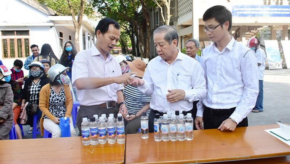 Chủ tịch UBND tỉnh Thừa Thiên - Huế Phan Ngọc Thọ (giữa) thăm, kiểm tra quy trình và chất lượng dung dịch rửa tay tại Trường Cao đẳng Công nghiệp Huế.