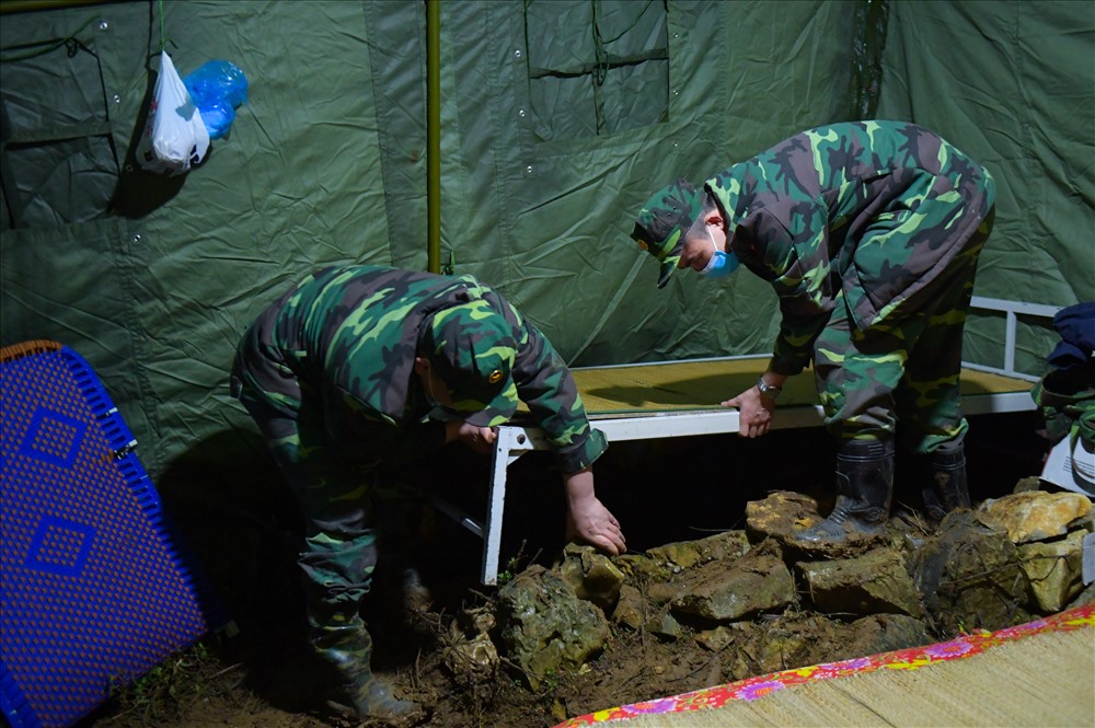 Trong chiếc lều dã chiến, một chiếc giường xếp được trung úy Nguyễn Văn Sỹ kê vắt vẻo trên các phiến đá tai mèo lổn nhổn sắc nhọn.
