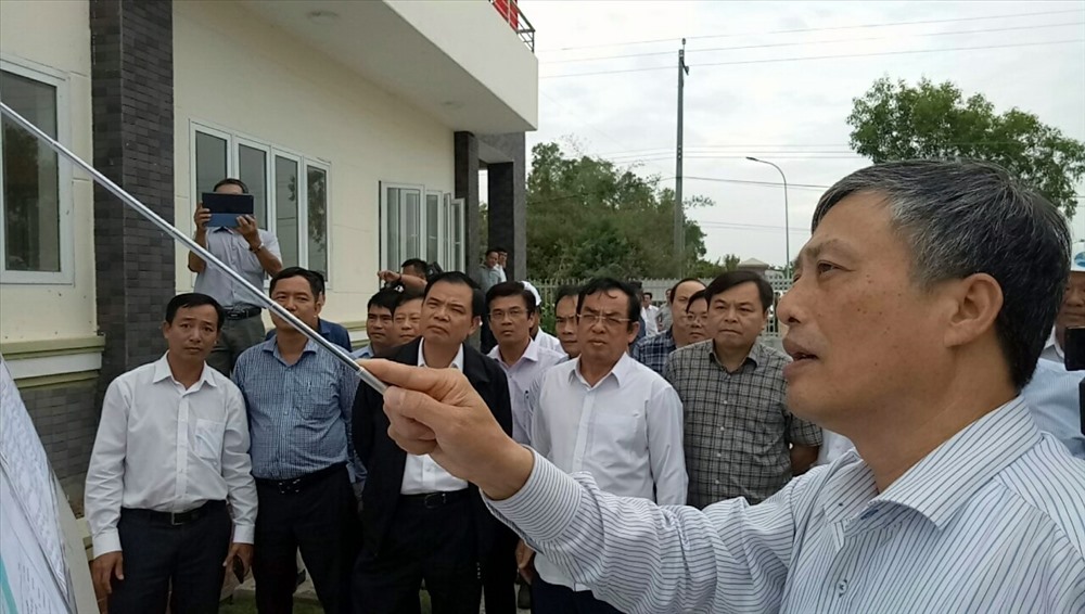Báo cáo quá trình vận hành cống Âu thuyền Ninh Quới với Bộ Trưởng Bộ NNPTNT Nguyễn Xuân Cường (ảnh Nhật Hồ)