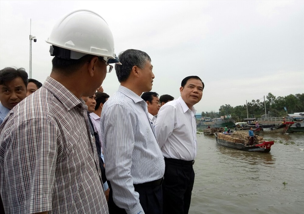Bộ trưởng Bộ NNPTNT Nguyễn Xuân Cường kiểm tra thực tế vận hành cống Âu thuyền NInh Quới, Bạc Liêu (ảnh Nhật Hồ)