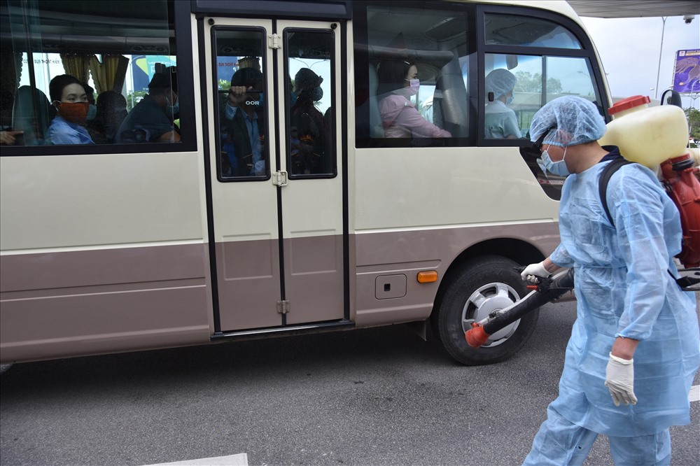 Bắt đầu buổi diễn tập là đón công nhân Việt Nam trở về từ Trung Quốc xuống sân bay Phú Bài. Tại đây, Bộ đội biên phòng tỉnh cùng cơ quan chức năng đã tiến hành hướng dẫn, kiểm tra y tế. Những người có sức khỏe bình thường sẽ được lên xe về những điểm cách ly để tiếp tục theo dõi.