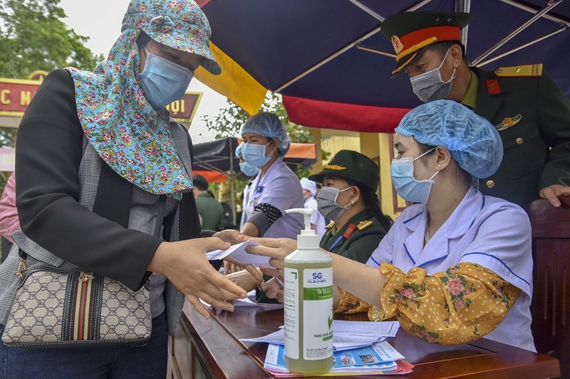 Bàn kiểm tra y tế, ghi danh sách... được đặt ngay cổng vào.