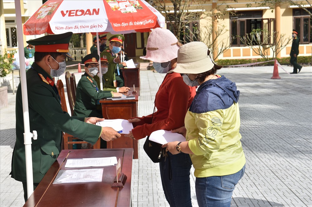 Bàn kiểm tra y tế, ghi danh sách... được đặt ngay cổng vào.