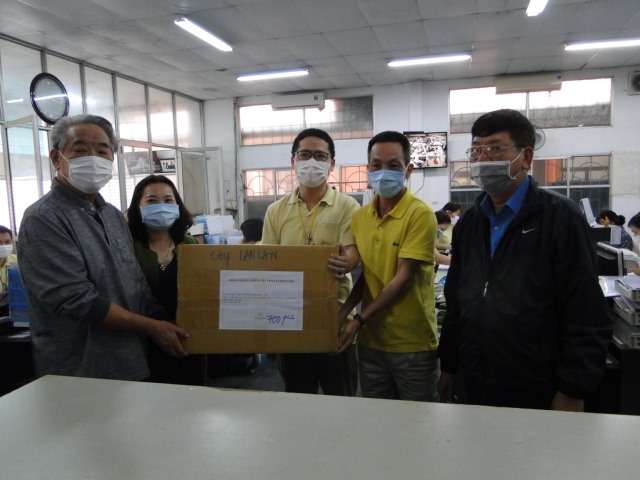 Liên đoàn Lao động thành phố trao khẩu trang cho công đoàn công ty TNHH Da Giầy Thành Phát.