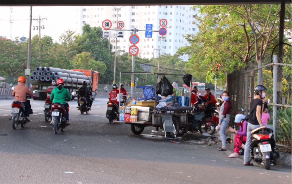 Đáng chú ý là tại gầm cầu vượt Tân Tạo (thuộc quốc lộ 1A, quận Bình Tân), lưu lượng phương tiện di chuyển qua đây rất lớn, đặc biệt là vào thời điểm tan ca của công nhân. Thế nhưng, những quán nước “di động” vẫn vô tư lấn chiếm lòng đường khiến xe máy phải né ra làn đường ôtô. Ảnh TK.