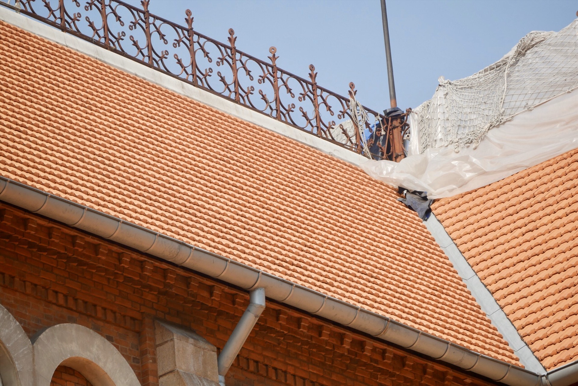 Phần mái ngói được thay mới không khác gì phần mái ngói cách đây 140 năm, tạo ra màu cam đồng bộ với các kiến trúc xung quanh.